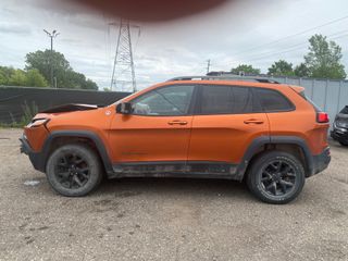 2016 Jeep Cherokee Trailhawk - Exterior Side Driver Image